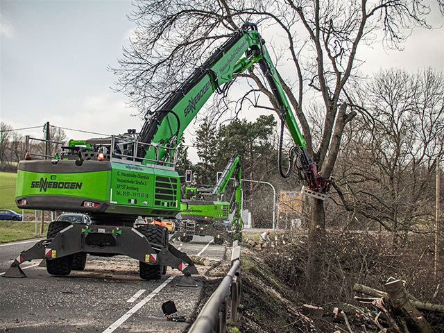 Cura del paesaggio con il movimentatore Sennebogen 728E